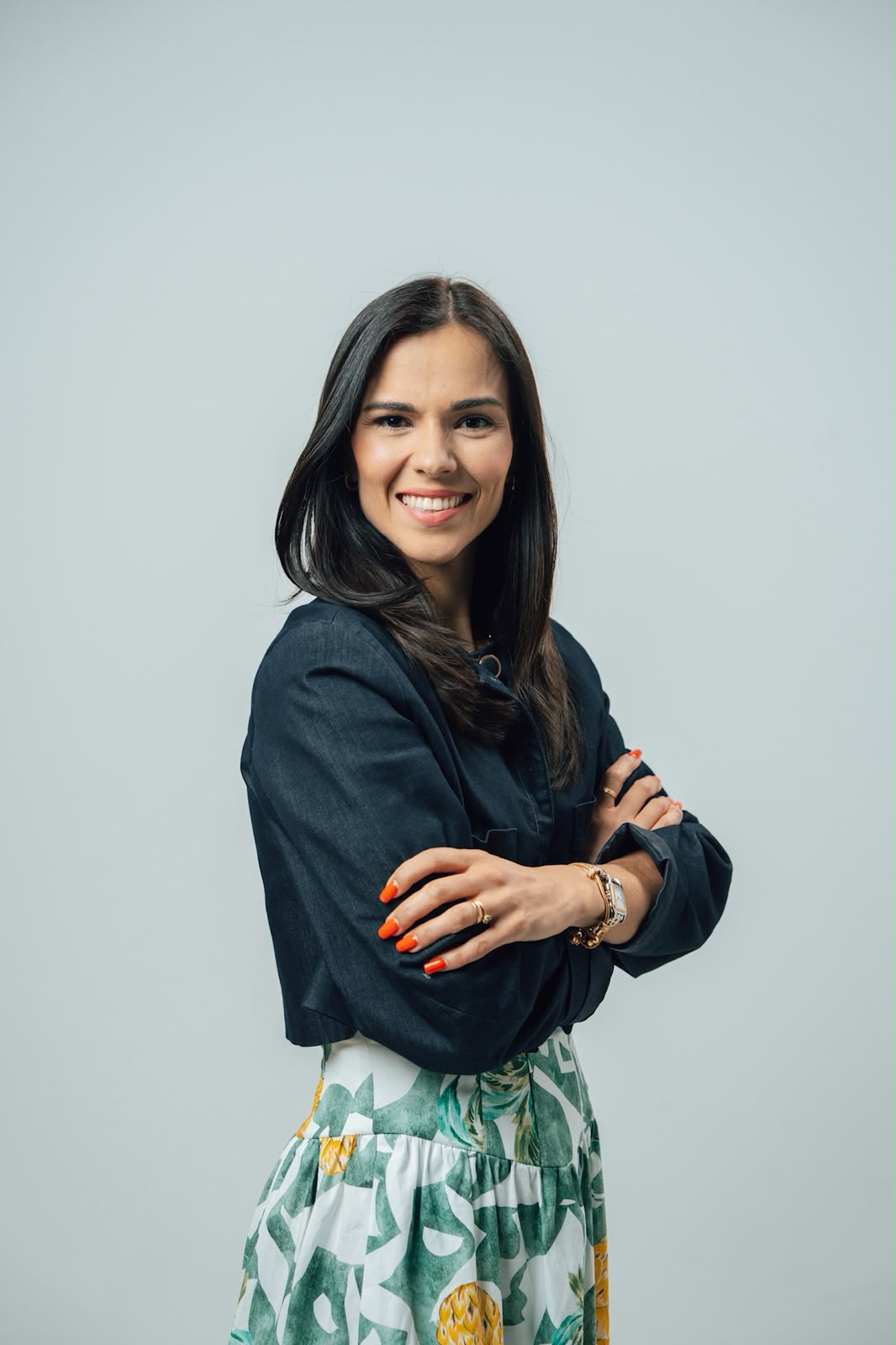 Retrato de Ana Gabriela Fidalgo con traje azul marino.